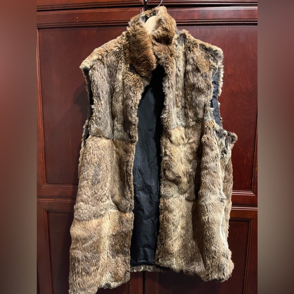 EUC without tags Andrew Marc ladies small rabbit fur 3/4 vest